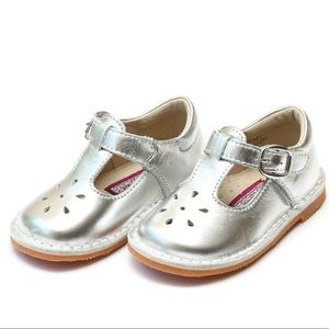 L'AMOUR silver Mary Jane shoes. Toddler Size 8.
